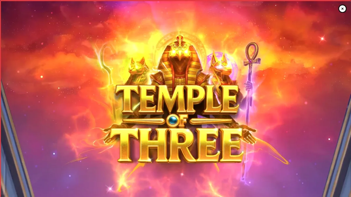 Temple of Three سلاٹ کا منظر جس میں قدیم مصری دیوتا اور سونے کے خزانے دکھائے گئے ہیں